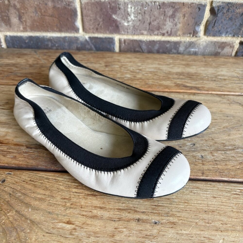 Stuart Weitzman Giveable Flats Beige/Black Leather Scrunch Ballet Sz 8M